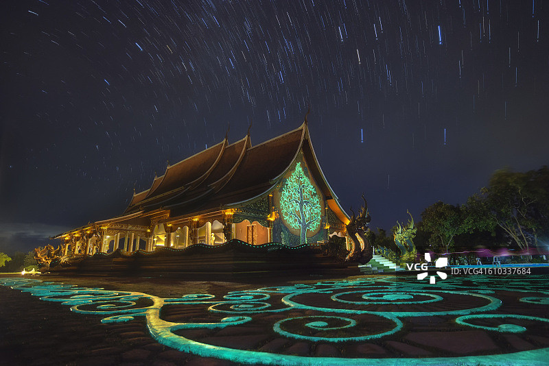 卧佛寺神奇的发光在星星旋转上方。图片素材