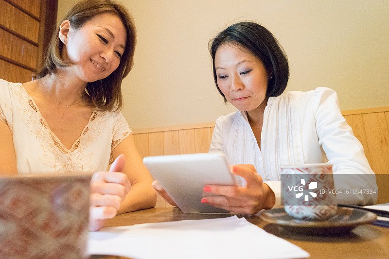 快乐的日本妇女在茶馆开会图片素材