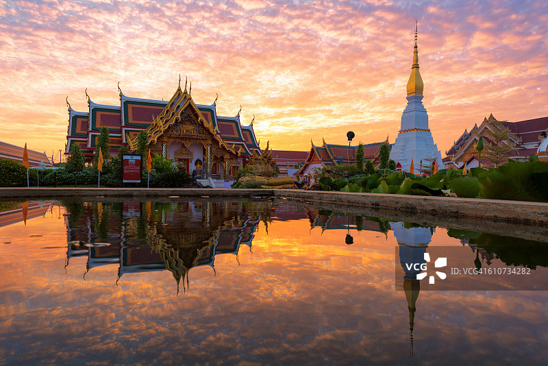 布达拉宫，是泰国萨空府的一座主要寺庙和神圣的宗教纪念碑图片素材