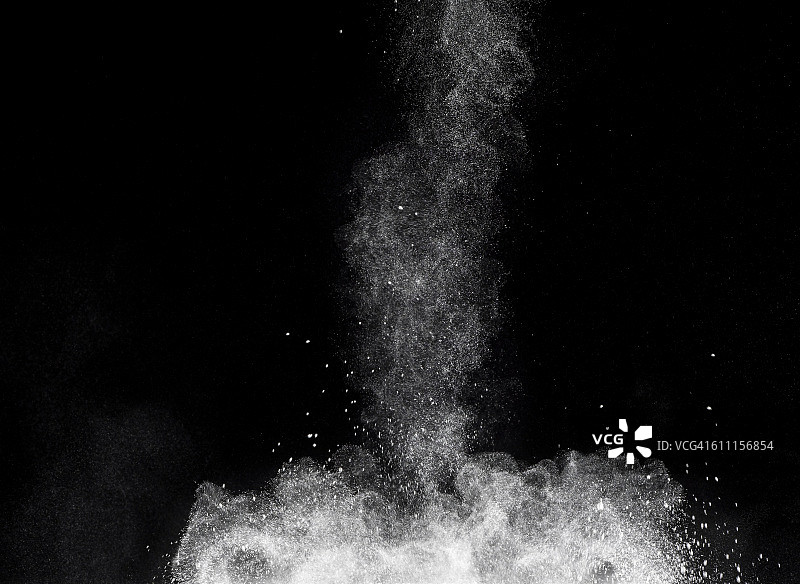 黑色背景上的白色粉末爆炸颗粒图片素材
