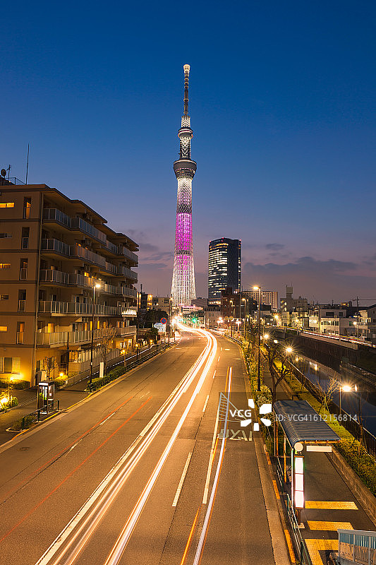 东京夜景与东京天空树和高速公路。图片素材