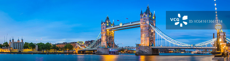 伦敦塔桥堤岸照亮黄昏泰晤士河全景英国图片素材