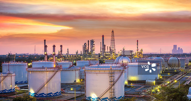日落工厂的炼油厂-石化厂图片素材