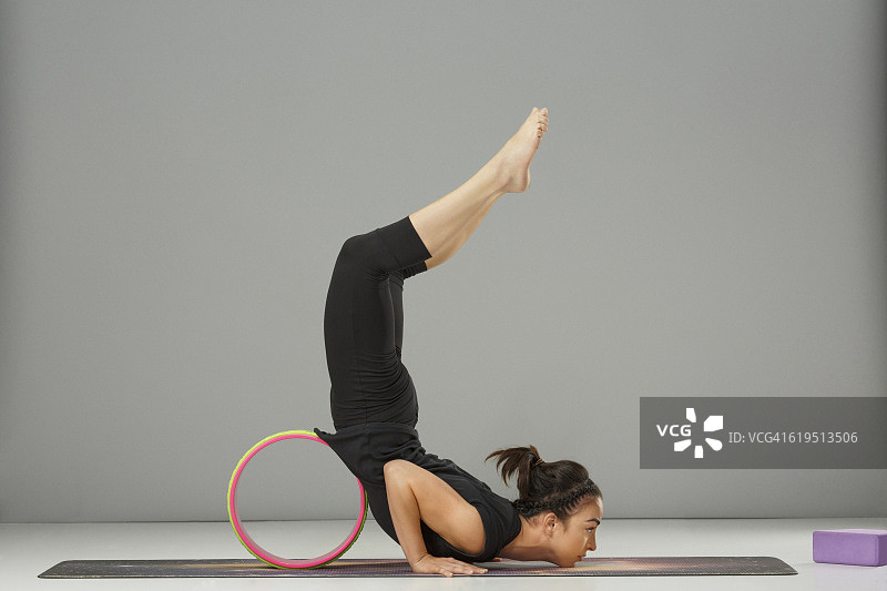妇女练习年长瑜伽健身伸展训练瑜伽轮姿势图片素材
