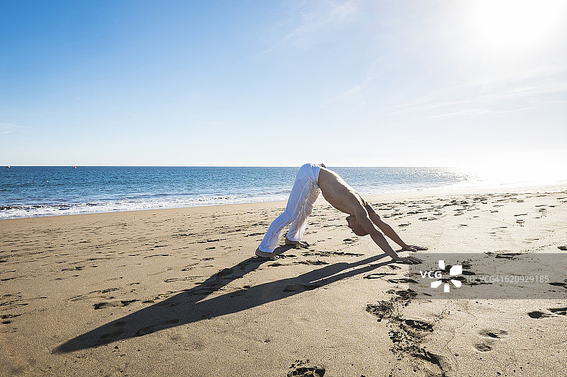 西班牙，特内里费，在海滩上做瑜伽的男人图片素材