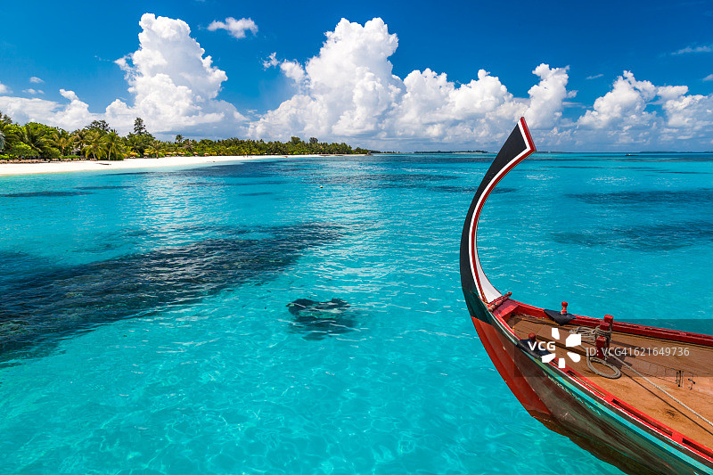 美丽的马尔代夫海滩和多尼船。令人惊叹的夏日放松海滩景观。图片素材