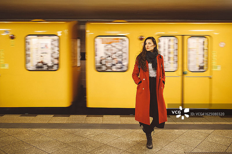 柏林地铁站里的年轻女子图片素材