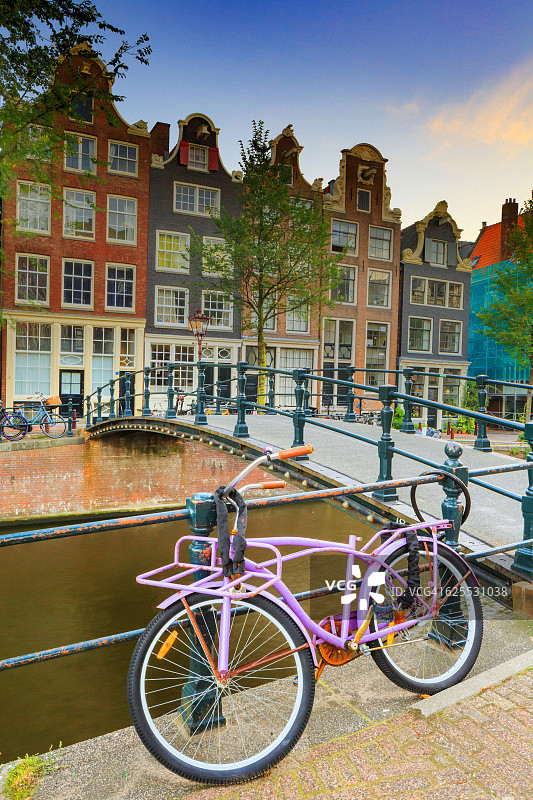 自行车和阿姆斯特丹运河图片素材