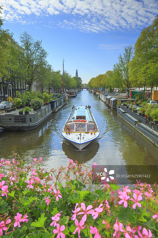 阿姆斯特丹运河边的典型房屋图片素材