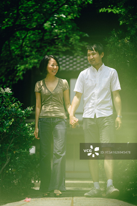 愉快的日本夫妇在寺庙，正面的看法图片素材