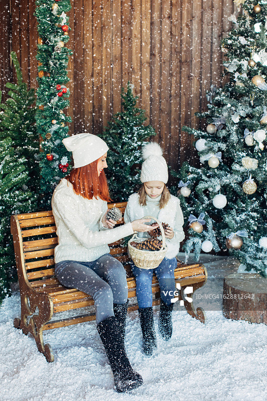 妈妈和她的女儿在玩雪图片素材