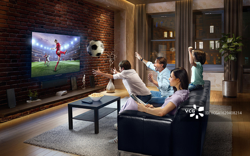 家人和孩子们一起在电视上欢呼和观看足球比赛图片素材