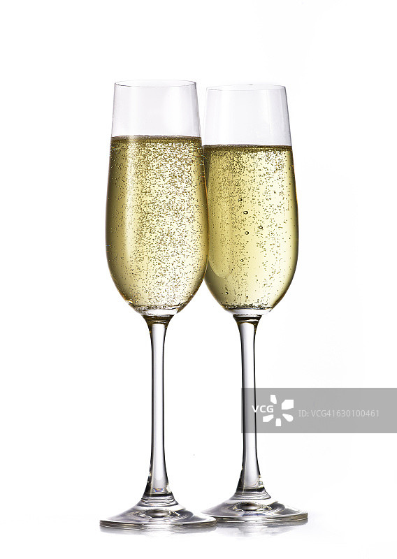 白色背景上的两个香槟酒杯图片素材