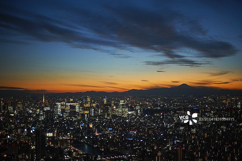 高架城市景观与日落的剪影富士山，东京，日本图片素材