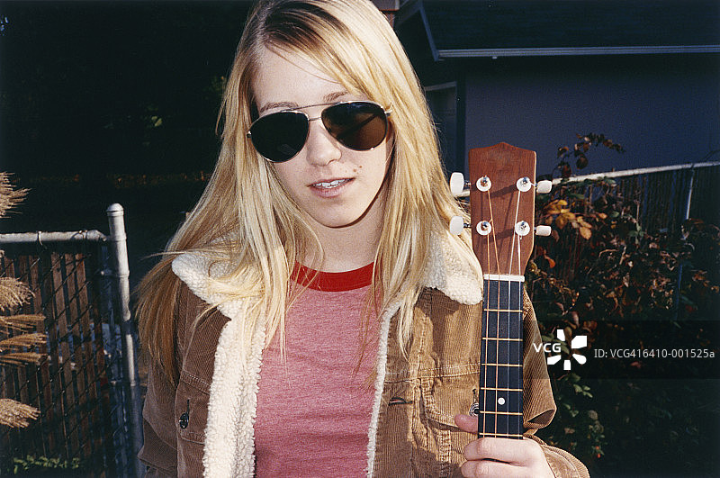 弹吉他的年轻女子图片素材