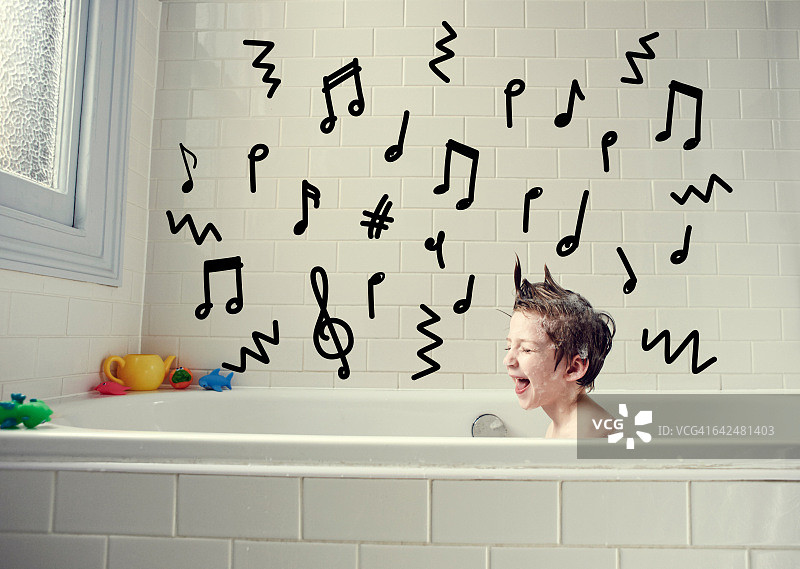 男孩在浴缸里用音乐符号唱歌图片素材
