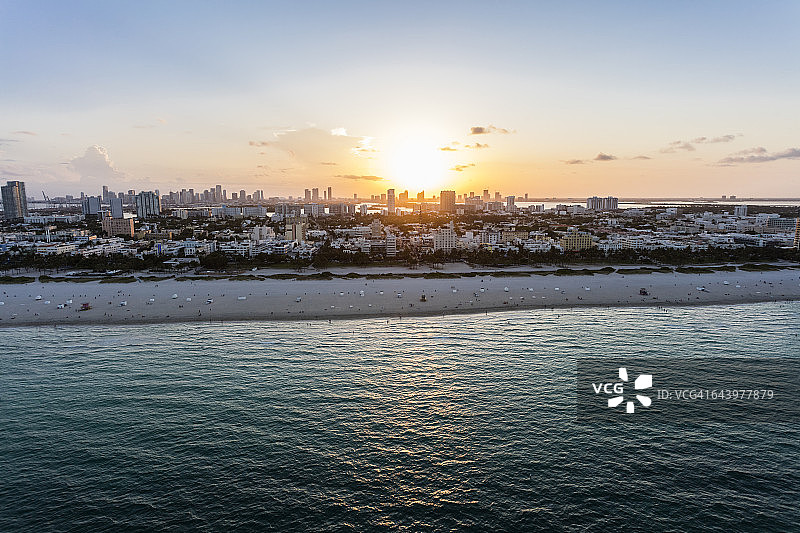 迈阿密南海滩海滩鸟瞰图，日落图片素材