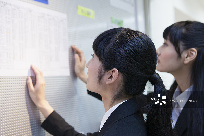 日本学生浏览工作信息图片素材