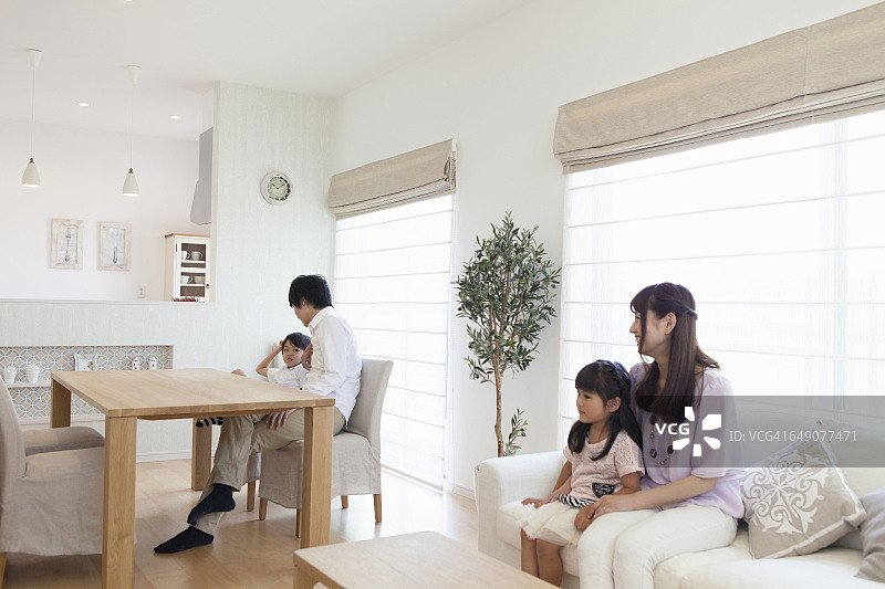 日本家庭在客厅里放松图片素材