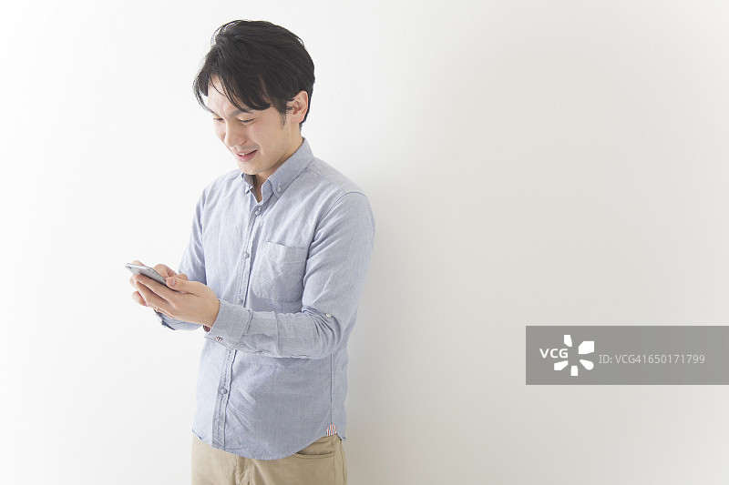 日本男人操纵智能手机图片素材