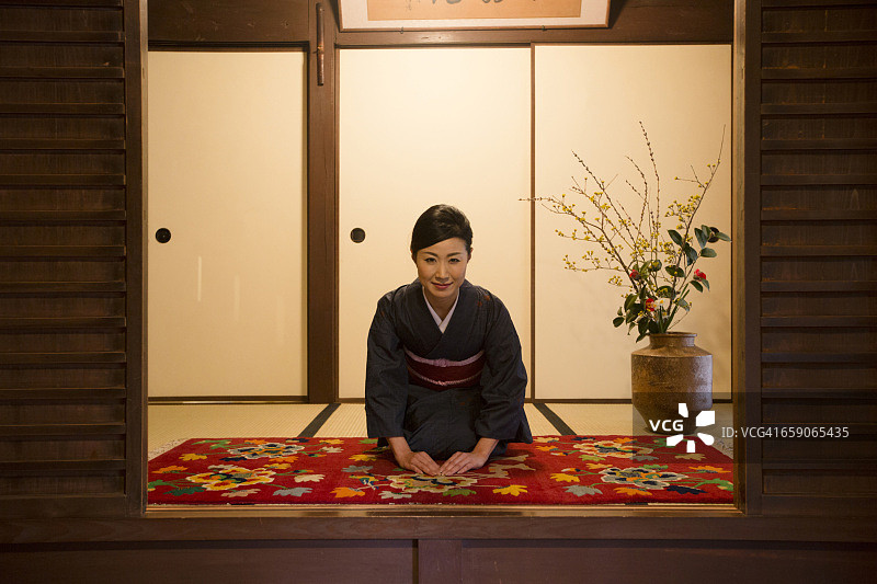 穿着和服鞠躬的日本中年妇女图片素材