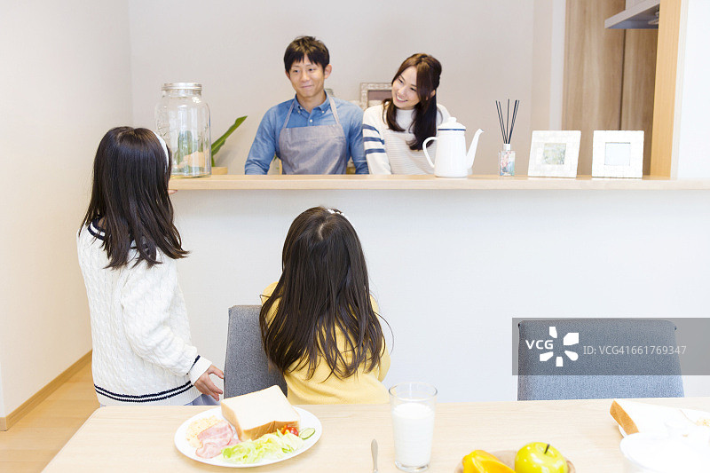 日本家庭在厨房与人面对面交谈图片素材