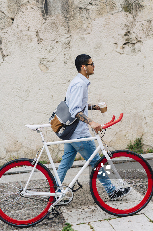 在城市里骑自行车的年轻人图片素材