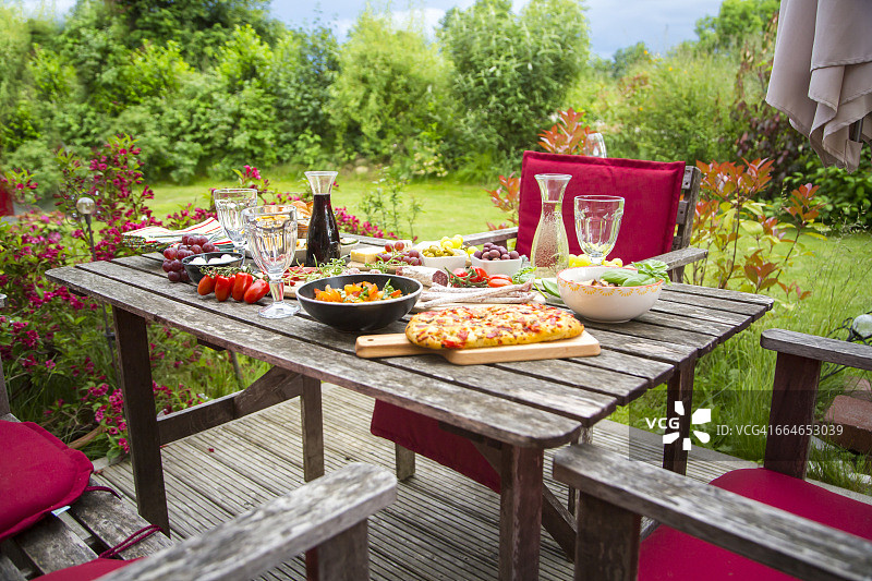 各种各样的地中海开胃菜在花园里的桌子上图片素材