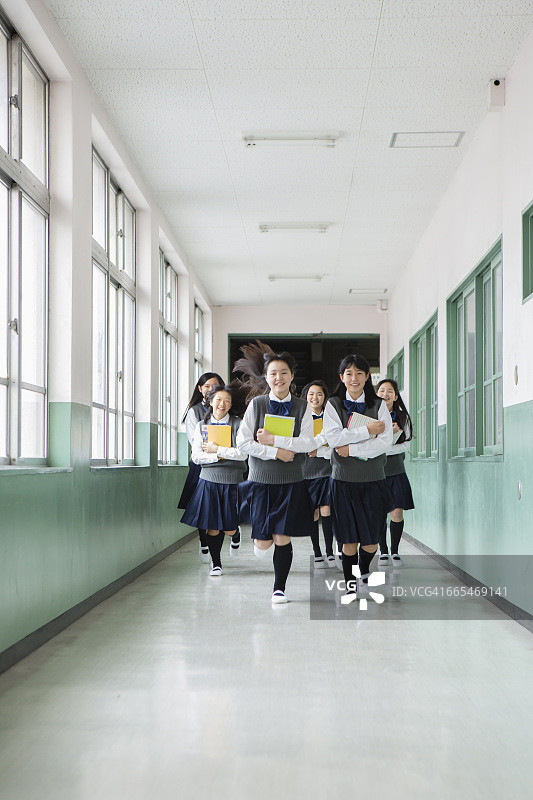日本学生在走廊上跑步图片素材