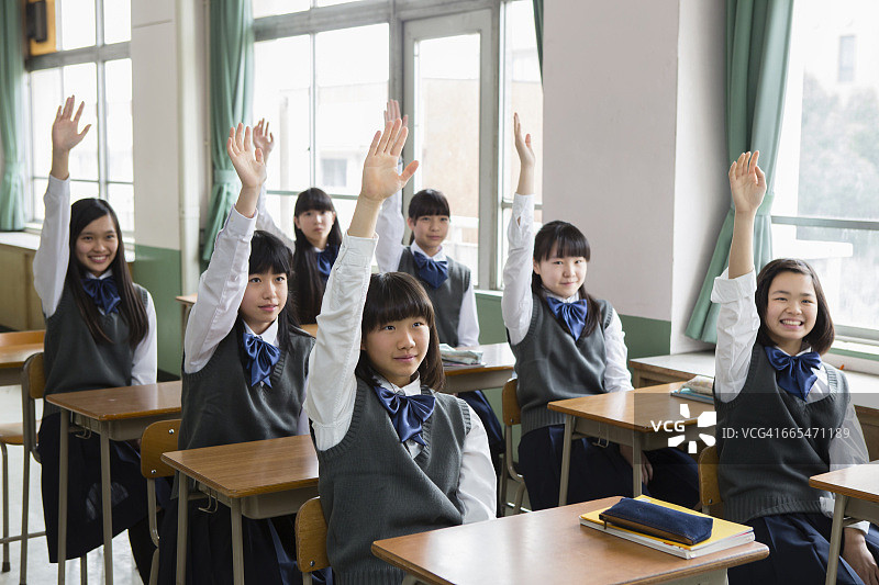 日本女学生举手示意图片素材