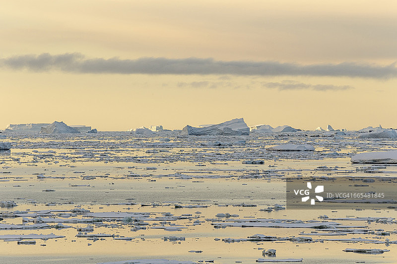 “冰山堵塞了南极洲达尔曼峡湾的一部分”图片素材