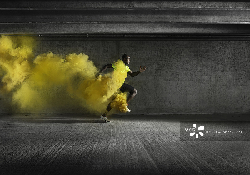 男运动员在烟雾中奔跑图片素材