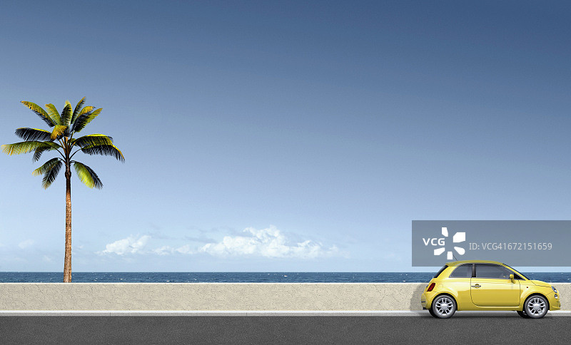 黄色的车靠近海边的棕榈树图片素材
