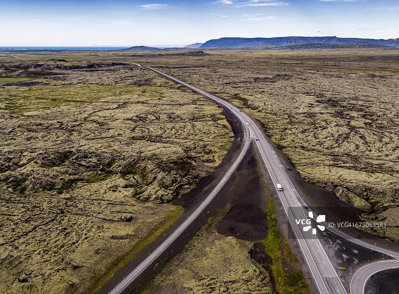 俯瞰冰岛Hellisheidi Heath的一号公路图片素材