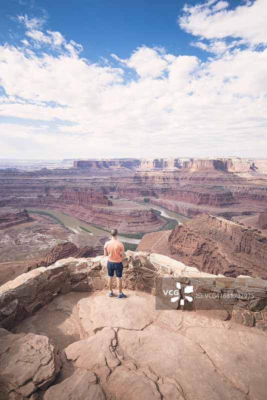 美国，犹他州，一个年轻人站在死马点，望着科罗拉多河图片素材
