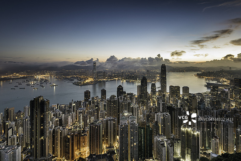 日出时的香港天际线图片素材