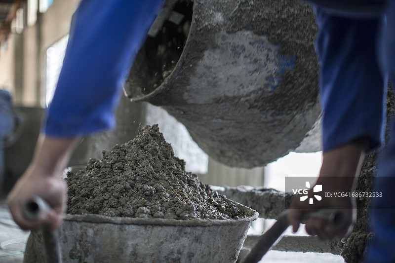 工人在搅拌混凝土在工业罐工厂图片素材