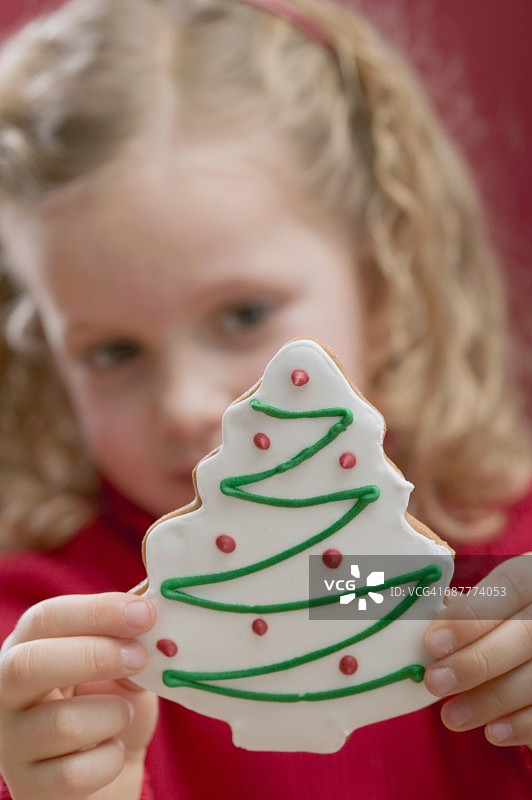 小女孩拿着圣诞饼干图片素材