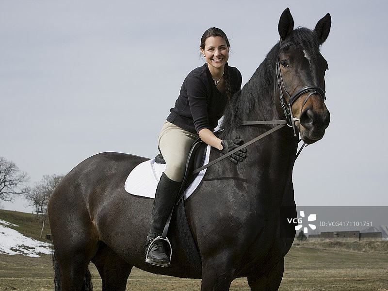 一个中年妇女骑马的肖像图片素材
