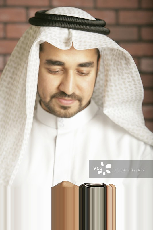 阿拉伯人忙着打手机图片素材