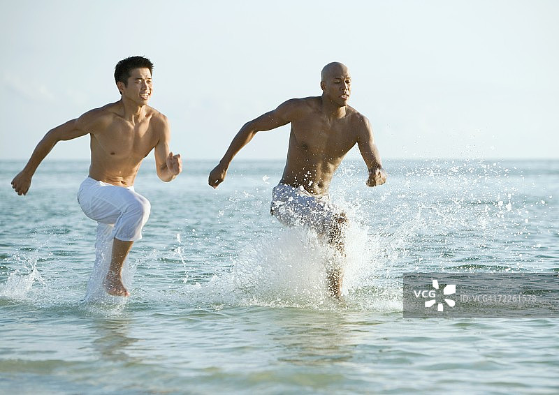 两个人在海上奔跑图片素材