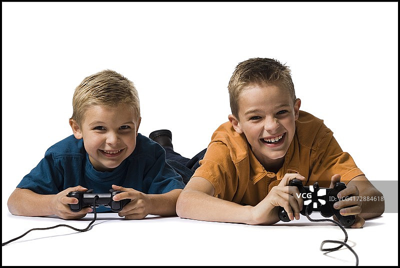 两个兄弟在玩电子游戏图片素材