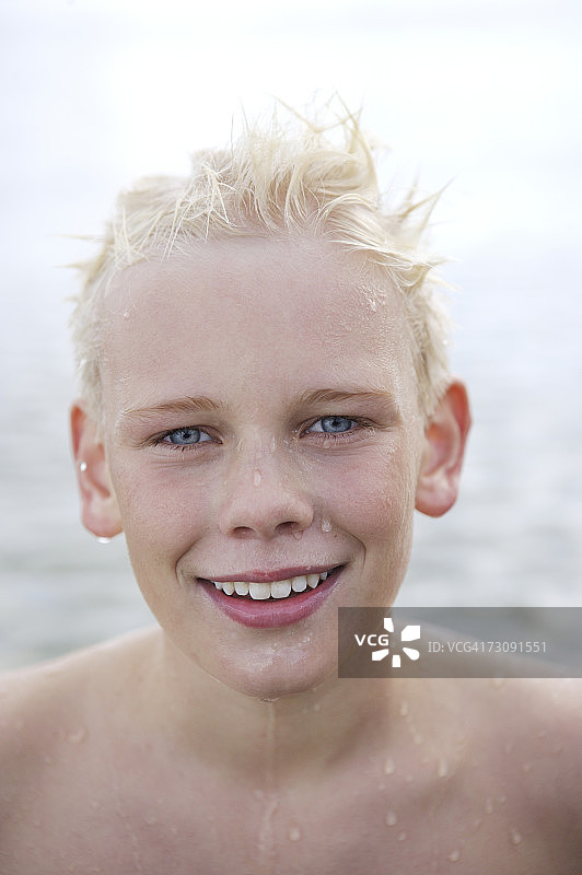 男孩(12-13岁)游泳湿透了，肖像图片素材