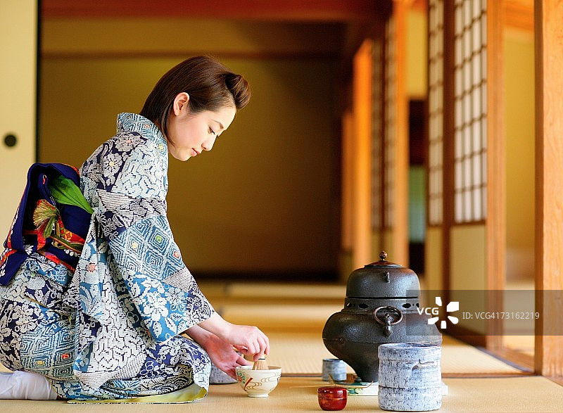 坐在茶室里的日本妇女图片素材