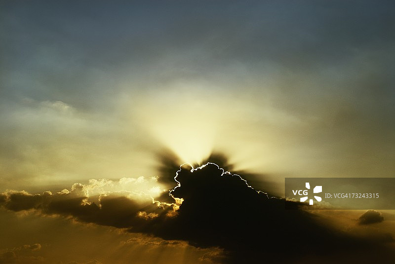 太阳落在乌云后面图片素材