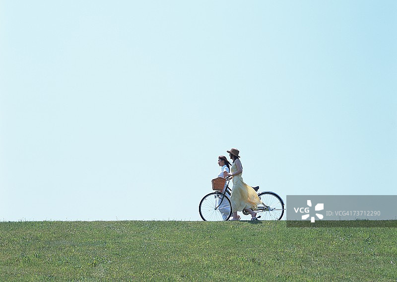 妇女骑自行车走路图片素材