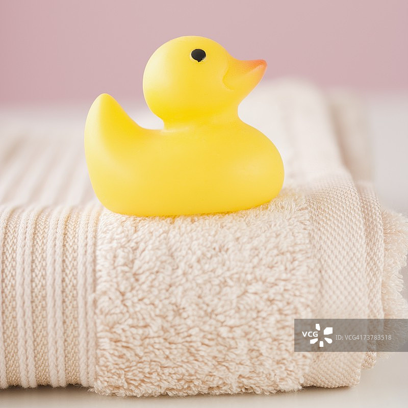毛巾上的玩具鸭子的特写图片素材