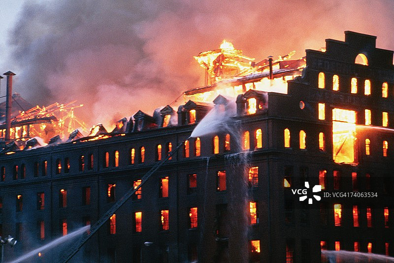 美国马里兰州巴尔的摩市一家工厂发生火灾图片素材