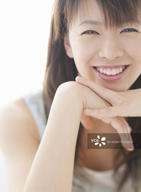 日本女子微笑着看着相机图片素材