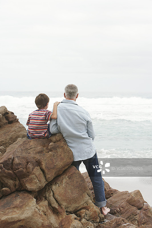 父亲和儿子在海洋图片素材
